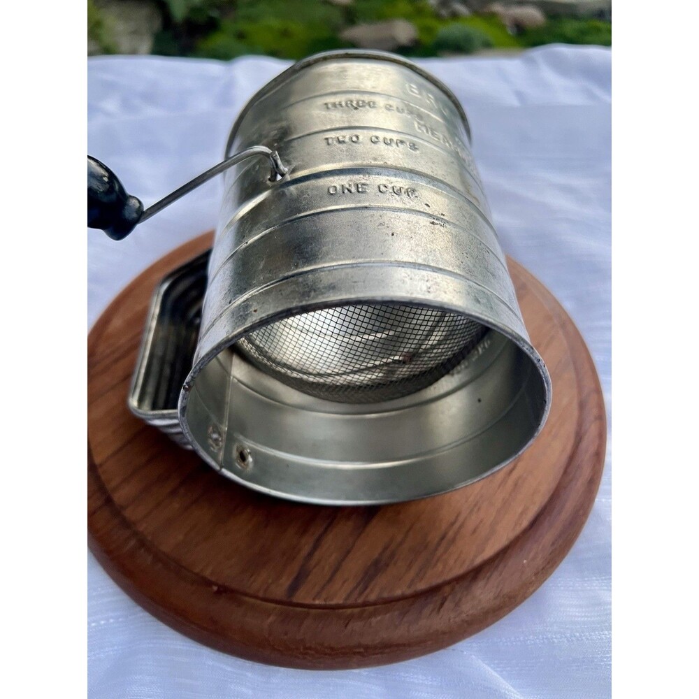 1940’s bromwells measuring sifter 5 cup Made USA works Kitchen Farmhouse Cottage